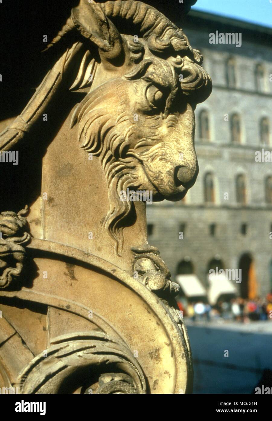 Tête de chèvre sur le stand de Cellini's 'Perseus' dans la Loggia, Florence. Au début du 16e siècle. Banque D'Images