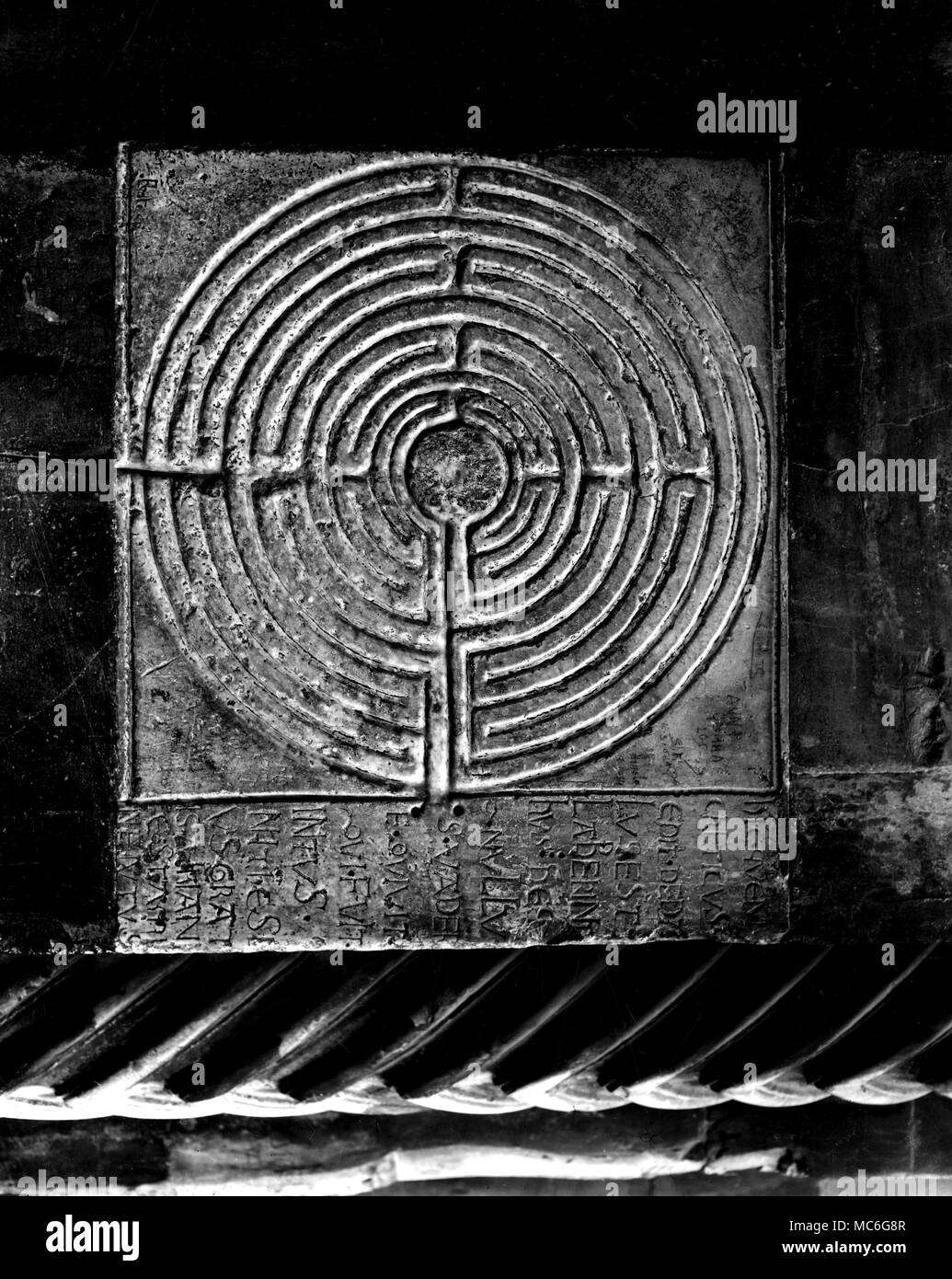 Labyrinthes - LUCCA le treizième siècle labyrinthe sur le tissu extérieur de la cathédrale de Lucques est d'un modèle qui a été largement utilisée dans la période médiévale : par exemple, il est très semblable à celle de la cathédrale de Chartres. Cependant, aucune des deux n'est à proprement parler un labyrinthe, mais une danse : une fois avoir adopté son trajet, il n'y a aucune chance de se perdre. Ce qui rend le labyrinthe de Lucques uniques est l'inscription latine à côté de l'entrée côté. Cette inscription nous rappelle que le labyrinthe en Crète a été construit par Daedalus afin que toute personne qui est entrée serait coincé perman Banque D'Images