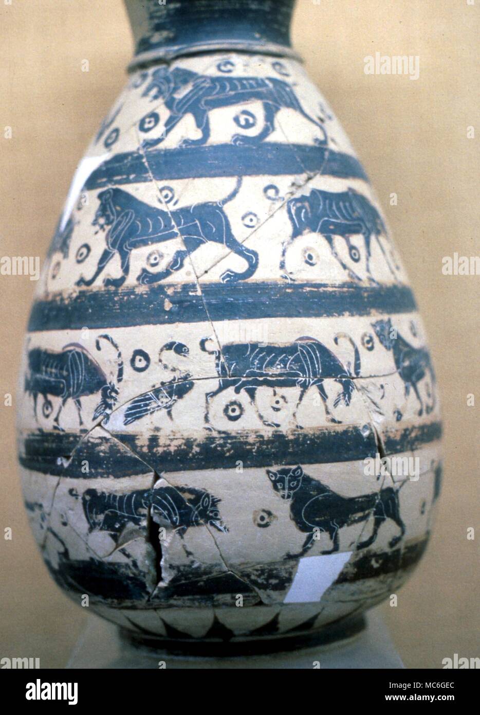 Les Lions et autres animaux sur un vase grec antique dans le musée de Mykonos Banque D'Images
