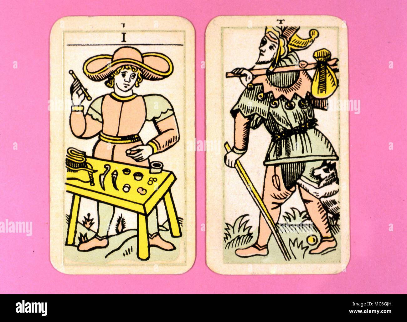 Cards-Majo- Le Tarot Arcanes Tarot parisien. La carte de zéro. L'imbécile, et carte 1. Le jongleur. Deux cartes d'un Arcanes Majeurs photo Tarot, probablement conçu dans un style archaizing en imitation du pont rosicrucien conçu par Pamela Coleman Smith, aux côtés de A.E.Waite, et divers jeux plus tôt, tel que celui publié par Encausse (Papus) dans le Tarot des bohémiens à la fin du 19ème siècle, post 1905, mais antérieure à 1912. Le nom de Tarot parisien a été donnée par le propriétaire de la plate-forme - il pourrait toutefois être appelé à l'UAT, Tarot de l'intrigante lettre Tau à la tête de chaque Banque D'Images Cards-Majo- Le Tarot Arcanes Tarot parisien. La carte de zéro. L'imbécile, et carte 1. Le jongleur. Deux cartes d'un Arcanes Majeurs photo Tarot, probablement conçu dans un style archaizing en imitation du pont rosicrucien conçu par Pamela Coleman Smith, aux côtés de A.E.Waite, et divers jeux plus tôt, tel que celui publié par Encausse (Papus) dans le Tarot des bohémiens à la fin du 19ème siècle, post 1905, mais antérieure à 1912. Le nom de Tarot parisien a été donnée par le propriétaire de la plate-forme - il pourrait toutefois être appelé à l'UAT, Tarot de l'intrigante lettre Tau à la tête de chaque Banque D'Images