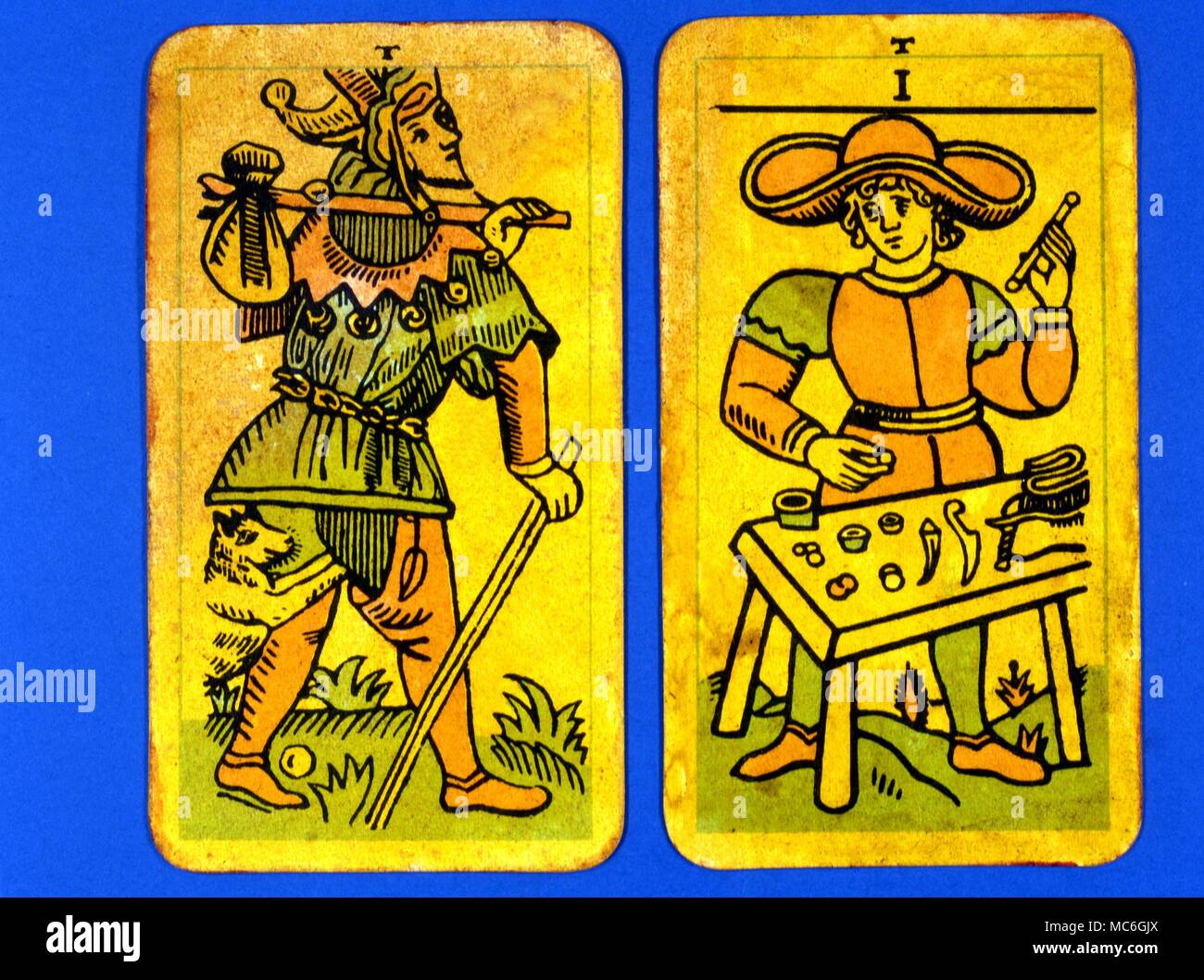 Cards-Majo- Le Tarot Arcanes Tarot parisien. La carte de zéro. L'imbécile, et carte 1. Le jongleur. Deux cartes d'un Arcanes Majeurs photo Tarot, probablement conçu dans un style archaizing en imitation du pont rosicrucien conçu par Pamela Coleman Smith, aux côtés de A.E.Waite, et divers jeux plus tôt, tel que celui publié par Encausse (Papus) dans le Tarot des bohémiens à la fin du 19ème siècle, post 1905, mais antérieure à 1912. Le nom de Tarot parisien a été donnée par le propriétaire de la plate-forme - il pourrait toutefois être appelé à l'UAT, Tarot de l'intrigante lettre Tau à la tête de chaque Banque D'Images Cards-Majo- Le Tarot Arcanes Tarot parisien. La carte de zéro. L'imbécile, et carte 1. Le jongleur. Deux cartes d'un Arcanes Majeurs photo Tarot, probablement conçu dans un style archaizing en imitation du pont rosicrucien conçu par Pamela Coleman Smith, aux côtés de A.E.Waite, et divers jeux plus tôt, tel que celui publié par Encausse (Papus) dans le Tarot des bohémiens à la fin du 19ème siècle, post 1905, mais antérieure à 1912. Le nom de Tarot parisien a été donnée par le propriétaire de la plate-forme - il pourrait toutefois être appelé à l'UAT, Tarot de l'intrigante lettre Tau à la tête de chaque Banque D'Images
