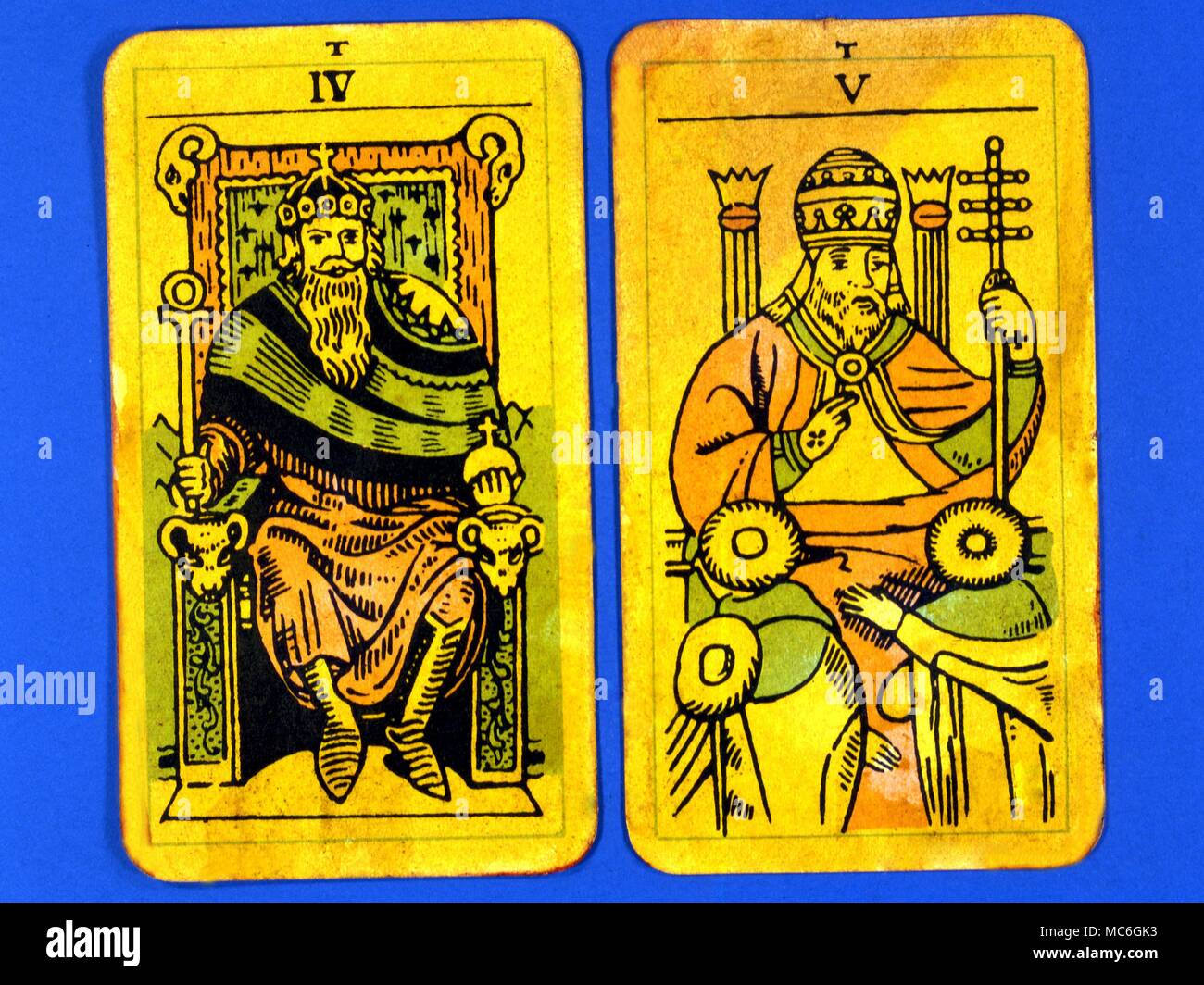 Cards-Majo- Le Tarot Arcanes Tarot parisien. La carte 4. L'Empereur, et carte 5. Le pape. Deux cartes d'un Arcanes Majeurs photo Tarot, probablement conçu dans un style archaizing en imitation du pont rosicrucien conçu par Pamela Coleman Smith, aux côtés de A.E.Waite, et divers jeux plus tôt, tel que celui publié par Encausse (Papus) dans le Tarot des bohémiens à la fin du 19ème siècle, post 1905, mais antérieure à 1912. Le nom de Tarot parisien a été donnée par le propriétaire de la plate-forme - il pourrait toutefois être appelé à l'UAT, Tarot de l'intrigante lettre Tau à la tête de chaque carte. Banque D'Images Cards-Majo- Le Tarot Arcanes Tarot parisien. La carte 4. L'Empereur, et carte 5. Le pape. Deux cartes d'un Arcanes Majeurs photo Tarot, probablement conçu dans un style archaizing en imitation du pont rosicrucien conçu par Pamela Coleman Smith, aux côtés de A.E.Waite, et divers jeux plus tôt, tel que celui publié par Encausse (Papus) dans le Tarot des bohémiens à la fin du 19ème siècle, post 1905, mais antérieure à 1912. Le nom de Tarot parisien a été donnée par le propriétaire de la plate-forme - il pourrait toutefois être appelé à l'UAT, Tarot de l'intrigante lettre Tau à la tête de chaque carte. Banque D'Images