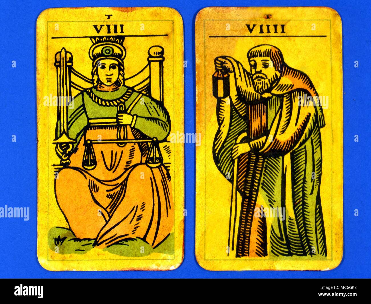 Cards-Majo- Le Tarot Arcanes Tarot parisien. Carte 8. La justice, et de la carte 9, l'Ermite. Deux cartes d'un Arcanes Majeurs photo Tarot, probablement conçu dans un style archaizing en imitation du pont rosicrucien conçu par Pamela Coleman Smith, aux côtés de A.E.Waite, et divers jeux plus tôt, tel que celui publié par Encausse (Papus) dans le Tarot des bohémiens à la fin du 19ème siècle, post 1905, mais antérieure à 1912. Le nom de Tarot parisien a été donnée par le propriétaire de la plate-forme - il pourrait toutefois être appelé à l'UAT, Tarot de l'intrigante lettre Tau à la tête de chaque carte. Banque D'Images Cards-Majo- Le Tarot Arcanes Tarot parisien. Carte 8. La justice, et de la carte 9, l'Ermite. Deux cartes d'un Arcanes Majeurs photo Tarot, probablement conçu dans un style archaizing en imitation du pont rosicrucien conçu par Pamela Coleman Smith, aux côtés de A.E.Waite, et divers jeux plus tôt, tel que celui publié par Encausse (Papus) dans le Tarot des bohémiens à la fin du 19ème siècle, post 1905, mais antérieure à 1912. Le nom de Tarot parisien a été donnée par le propriétaire de la plate-forme - il pourrait toutefois être appelé à l'UAT, Tarot de l'intrigante lettre Tau à la tête de chaque carte. Banque D'Images