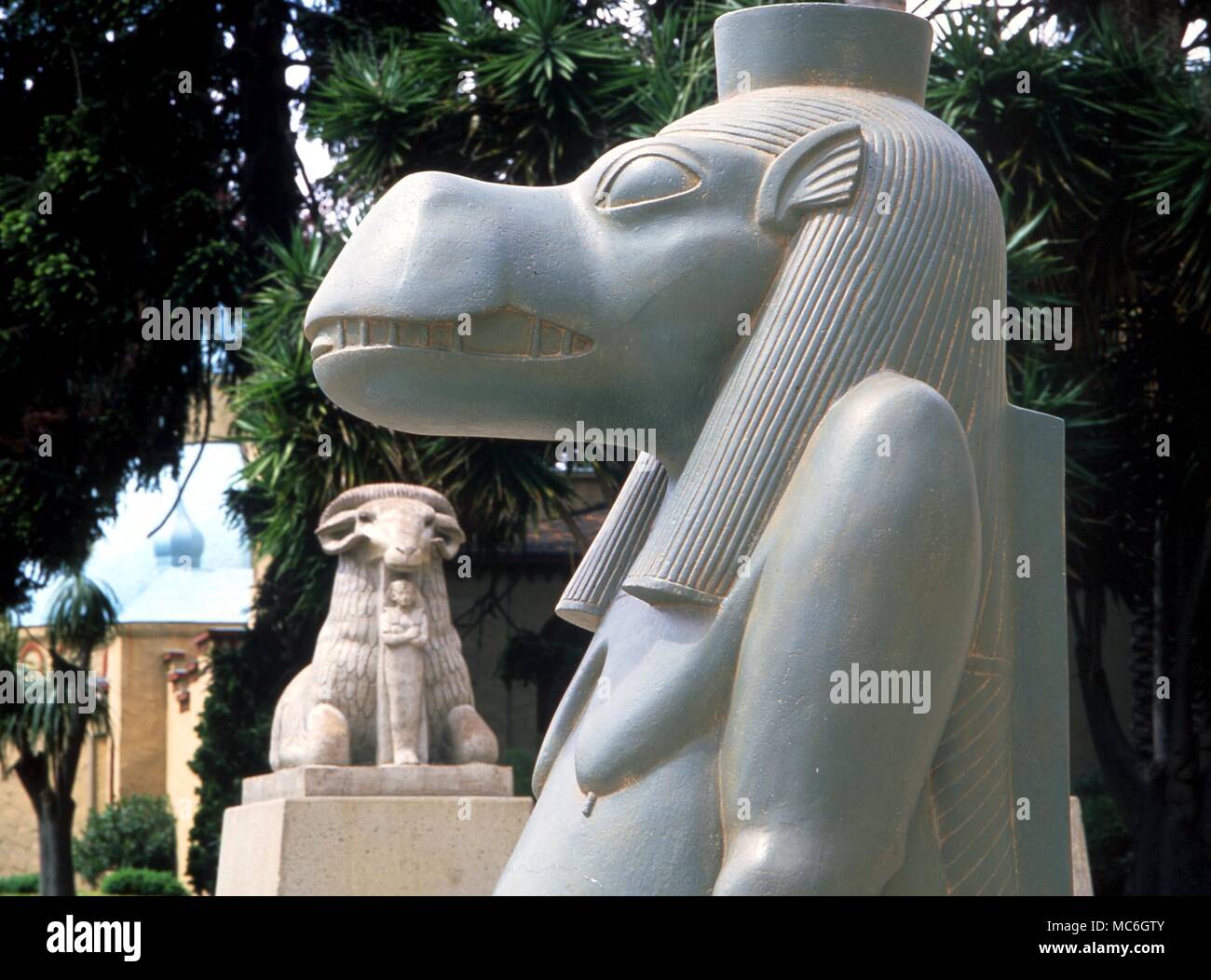 La mythologie égyptienne - Statue de Tauret, le dieu égyptien de la fontaine de la façade de la Rosicrucian Egyptian Museum, San Jose Banque D'Images