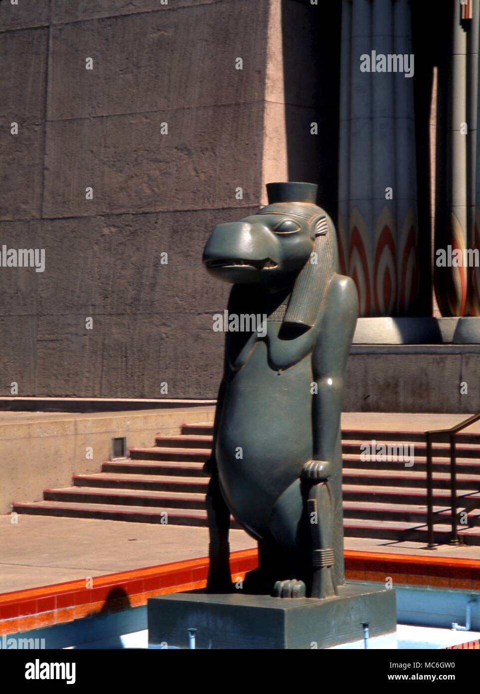 La mythologie égyptienne - TAURET. Statue de Tauret, le dieu égyptien de la fontaine de la façade de la Rosicrucian Egyptian Museum, San Jose Banque D'Images