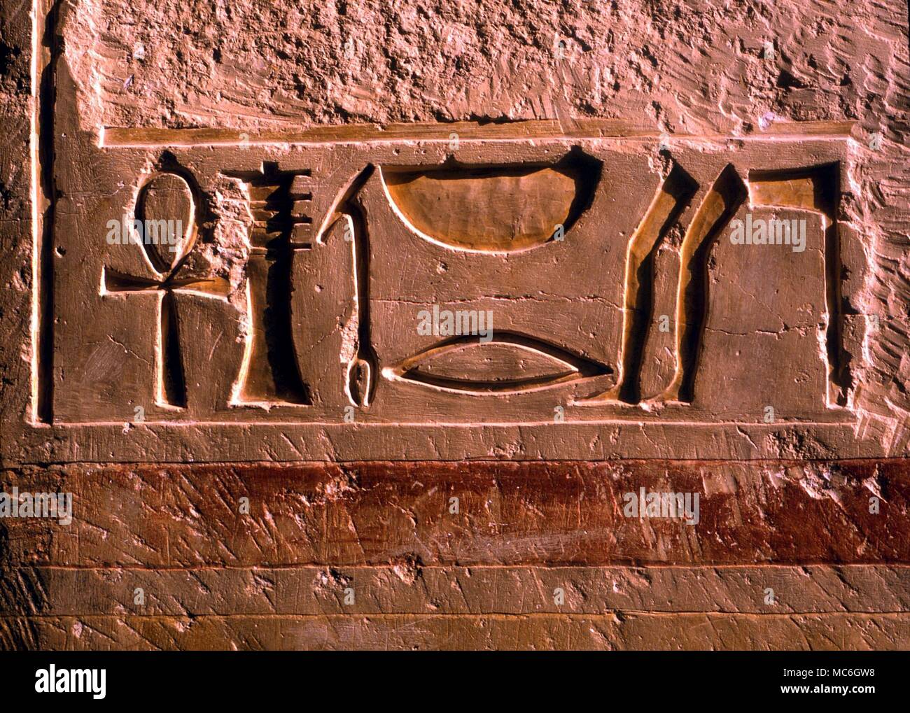 La mythologie égyptienne - les hiéroglyphes de le temple funéraire de Hapshepsut, près de Luxor Banque D'Images