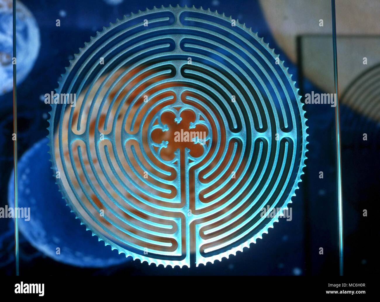 Labyrinthes. Le labyrinthe de la cathédrale de Chartres. Cette photo a été prise par la projection d'images fantasy sur une image gravée de verre du labyrinthe (qui est, bien sûr, une danse au sol) Banque D'Images