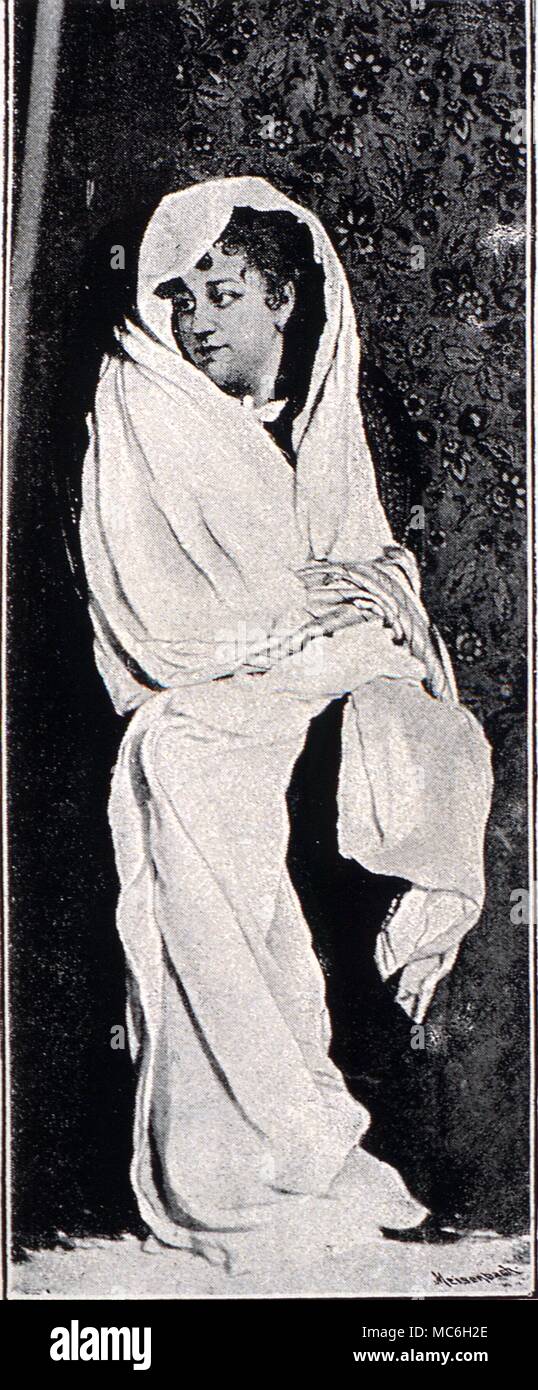 SPIRIT OF PHOTOGRAPHIES - Matérialisation de l'esprit 'Leila' qui a comparu la médiumnité de l'UEDN de Mme D'espérance dans les années 1890. Photo prise en mars 1890. À partir de l'édition 1897 de l'Esperance D'OMBRE Terre, ou de la lumière de l'autre côté' Banque D'Images
