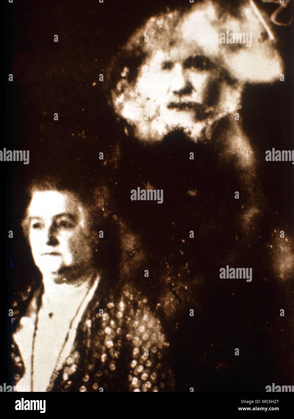 SPIRIT OF PHOTOS - Mme Leverson avec spirit of extras, prises par William Hope at Weston presbytère, 1931. Les esprits sont MM. Brock et le chien Banque D'Images