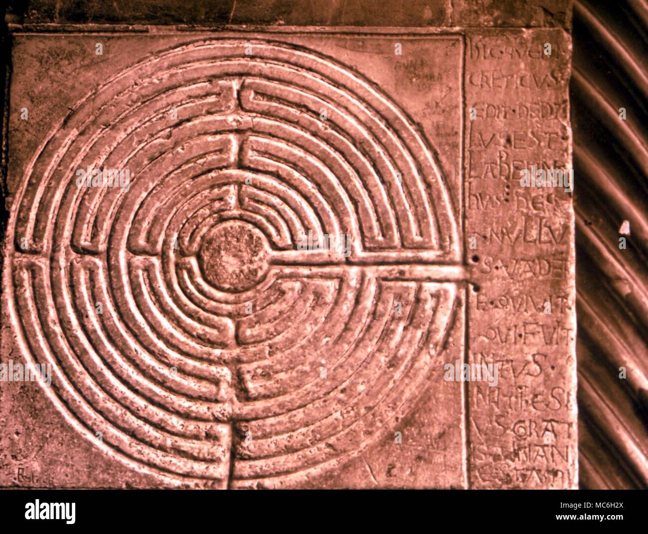 La cathédrale de Lucques. Labyrinthe médiéval situé dans un contrefort de la cathédrale de Lucques. L'inscription suggère une date du 13ème siècle Banque D'Images