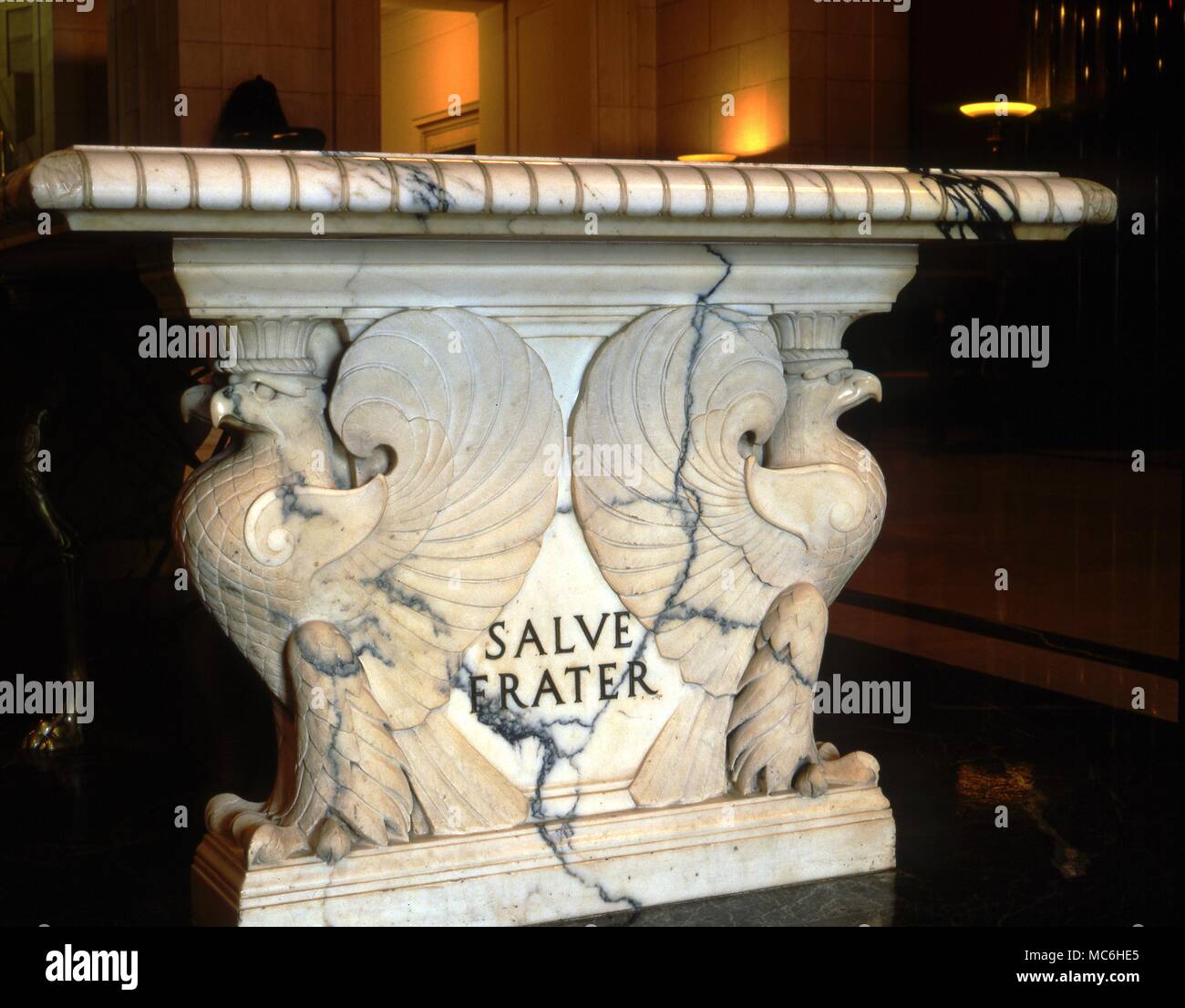 Temple maçonnique à Washington DC. Table de marbre dans l'Atrium. L'inscription latine "Bonjour frère''' Banque D'Images