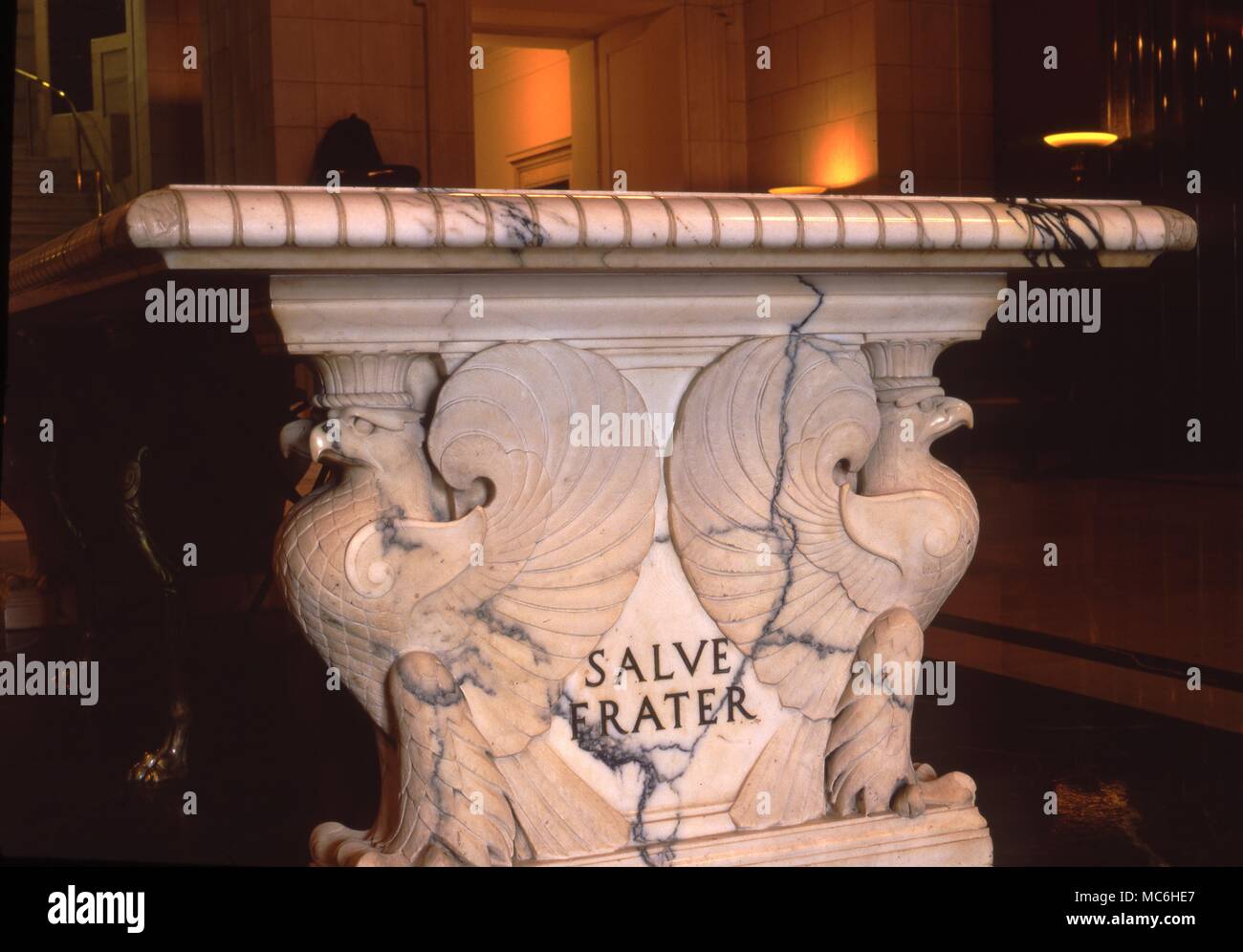 Temple maçonnique à Washington DC. Table de marbre dans l'Atrium. L'inscription latine "Bonjour frère''' Banque D'Images