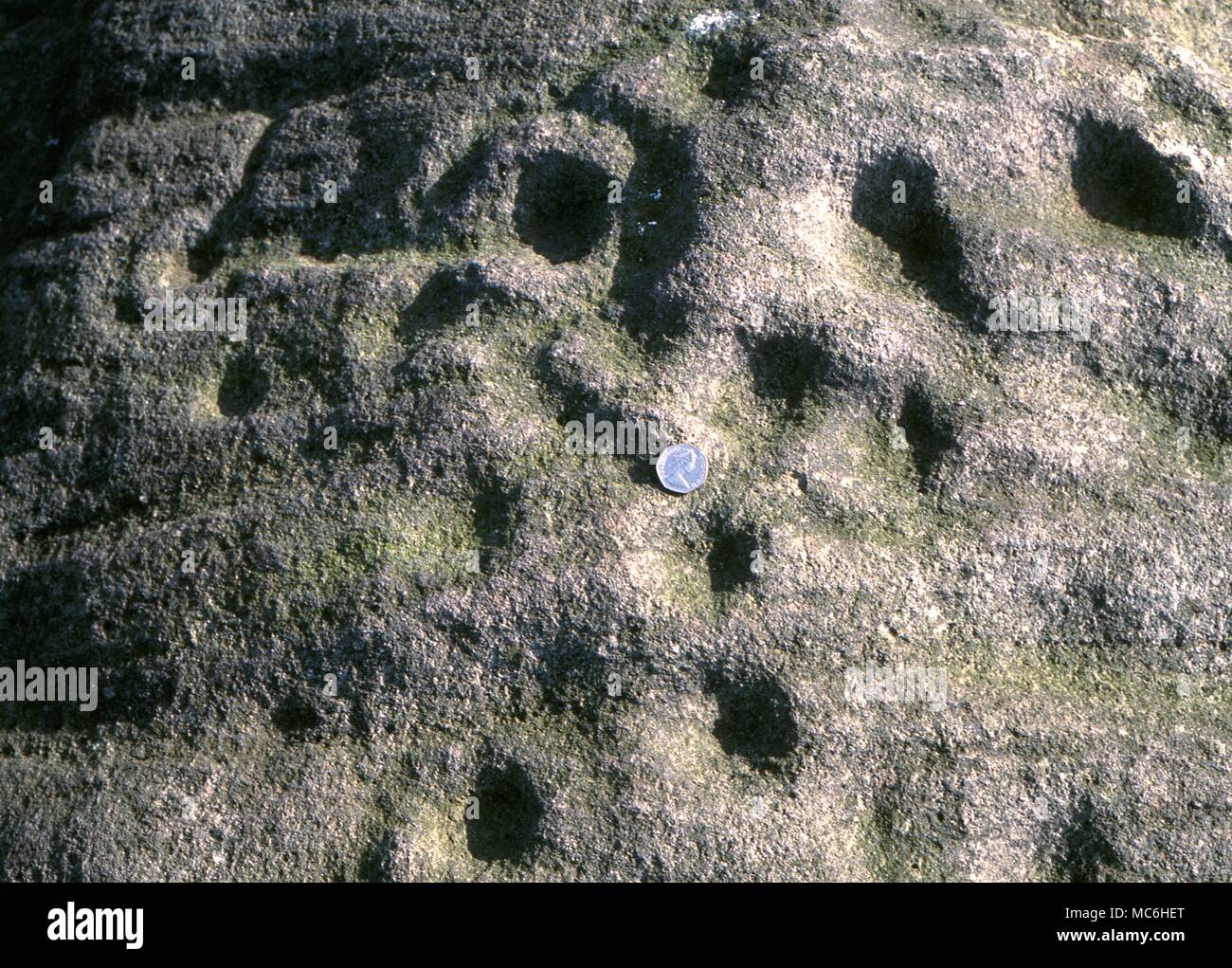 Ley Lines. La crêpe Pierre sur Ilkley Moor, dans le Yorkshire. Ces pierres étaient un site sacré dans la préhistoire et dans le cadre d'un vaste ley. Tasse bague et marques. Banque D'Images