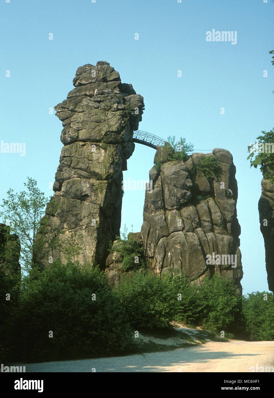 Ley Lines. Les pierres sacrées des Externsteine, près de Detmold, Allemagne. On croit être le Nexus de la plus importante de l'Ordre Teutonique Leys. Banque D'Images