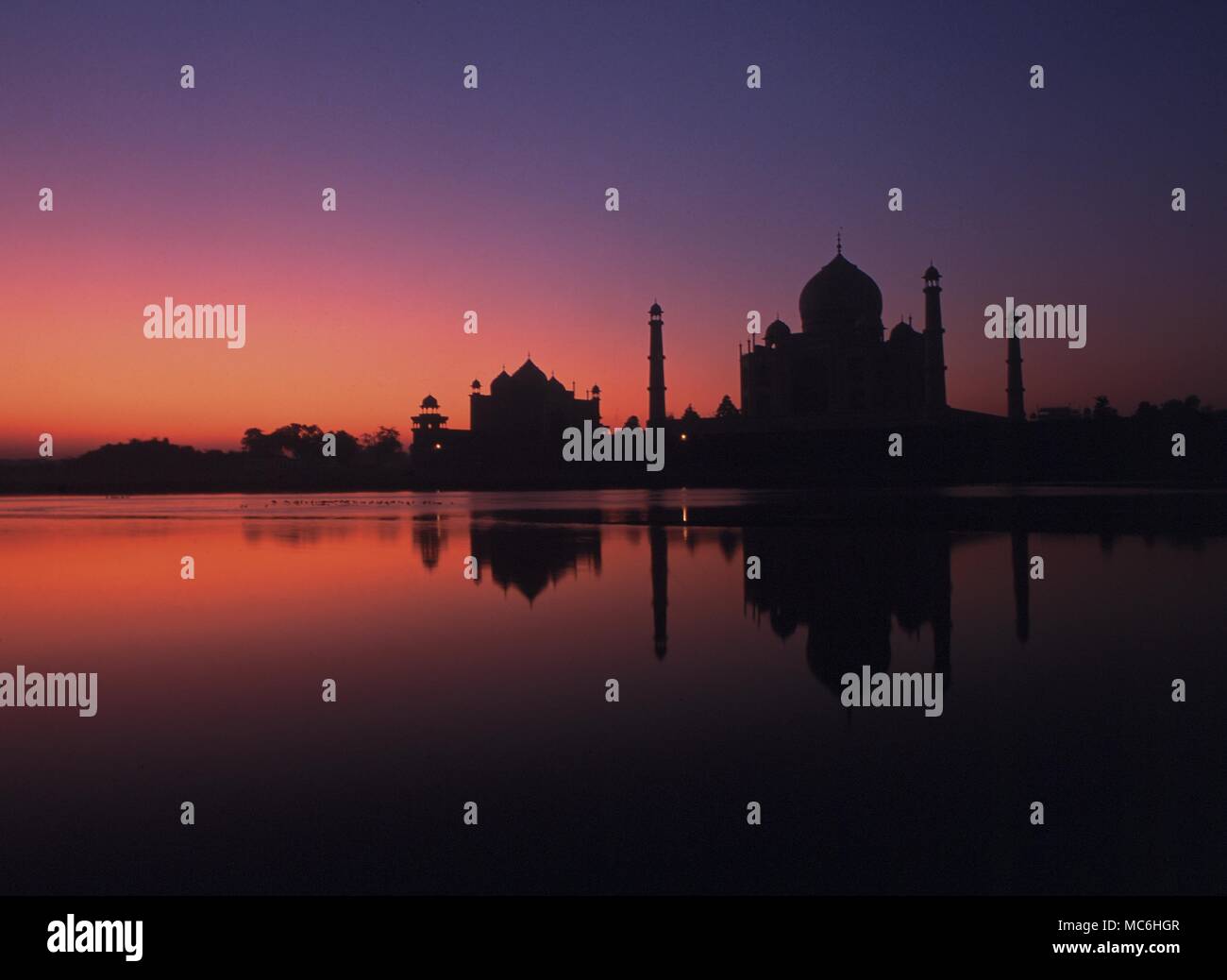 L'Agra. Le Taj Mahal au lever du soleil. Dit être le plus beau bâtiment dans le monde islamique - un mausolée à l'amour. Banque D'Images