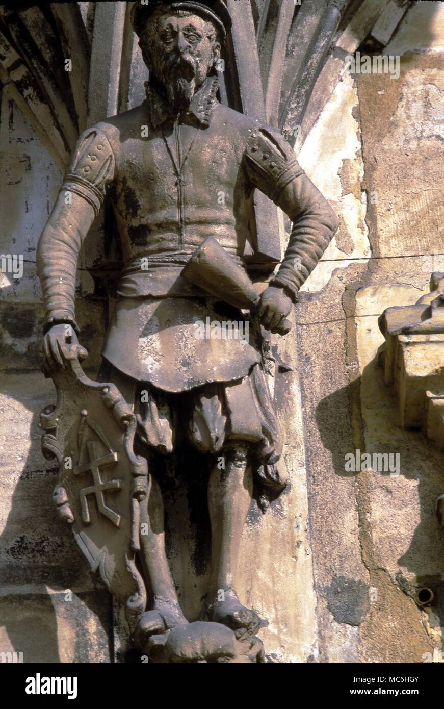 Les constructeurs maçonnique symbole sur le bouclier d'une statue sur le vieux bâtiments administratifs à Bamburg. Banque D'Images