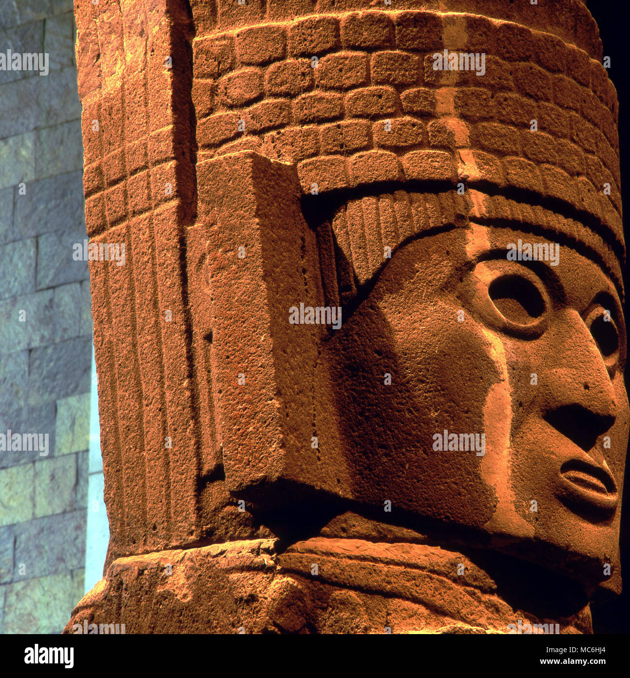 Statue de Chalchiuhtlicu toltèque gigantesque, la déesse de l'eau terrestre - monolith pesant près de 60 tonnes. Musée national d'anthropologie. La ville de Mexico Banque D'Images