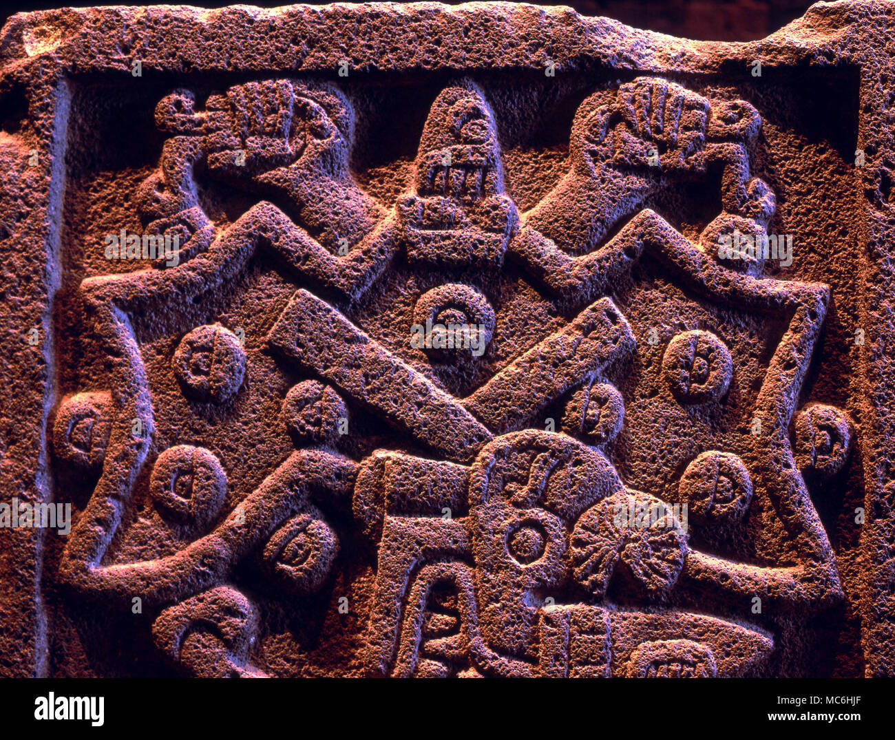 La mythologie mexicaine. Bas-relief de pierre de l'autel Aztec, les quatre côtés de ce qui symbolise les créatures de la nuit. Ceci illustre l'araignée. Musée national d'anthropologie. La ville de Mexico. Banque D'Images