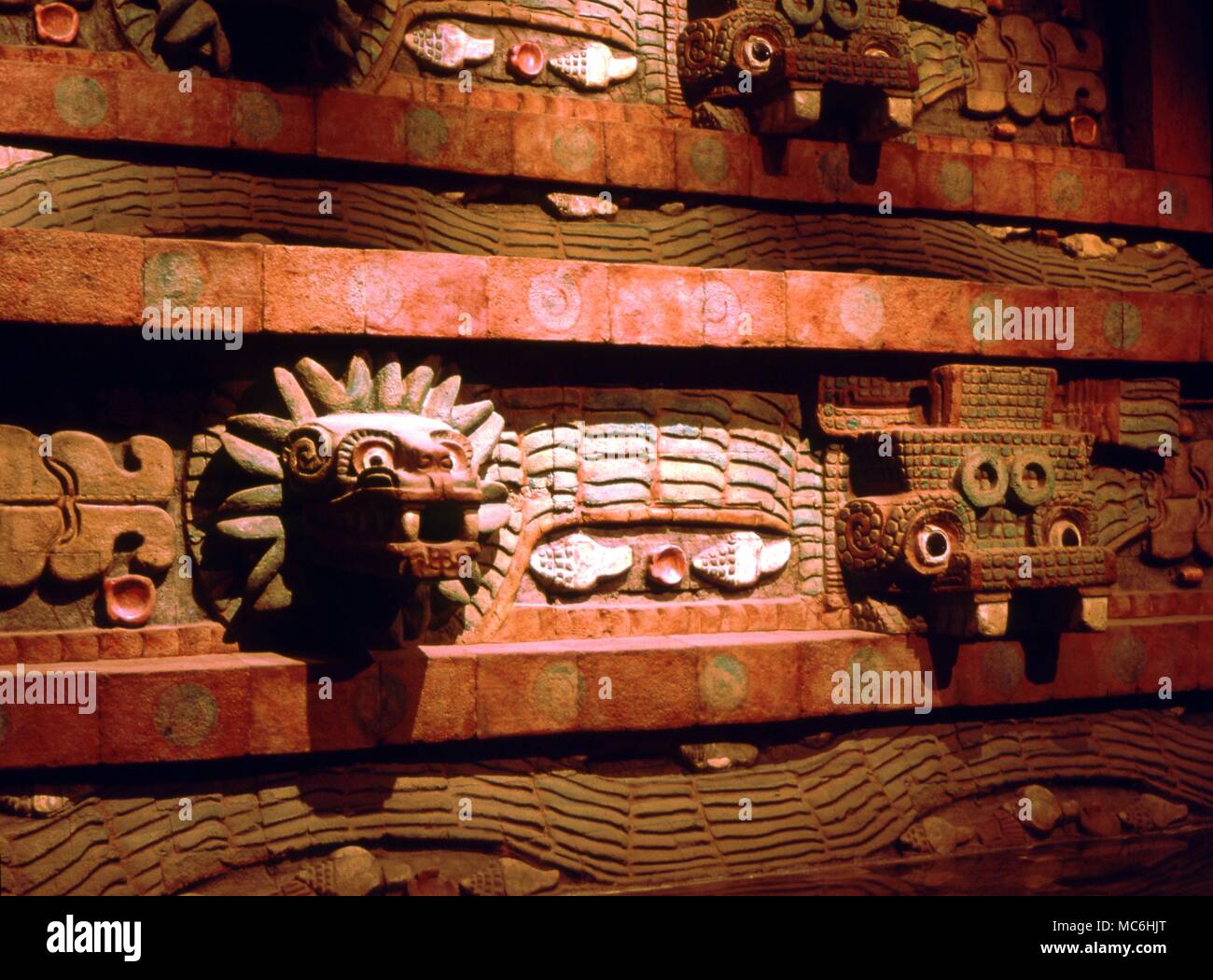 -La mythologie mexicaine Vie Quetzalcoatl reproduction de taille les trois premières unités de la façade colorée du Temple de Quetzalcoatl à Teotihucan. Le grotesque est Tlaloc. Musée national d'anthropologie. La ville de Mexico. Banque D'Images
