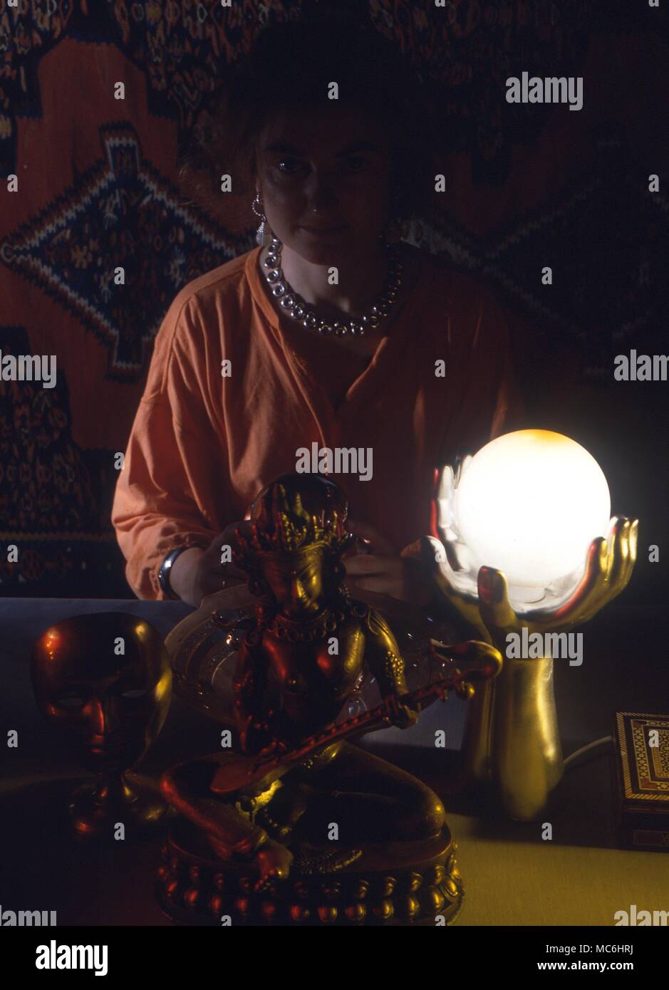 Lecture de clairvoyance. Dame derrière son attirail, y compris la boule de cristal magique. Banque D'Images