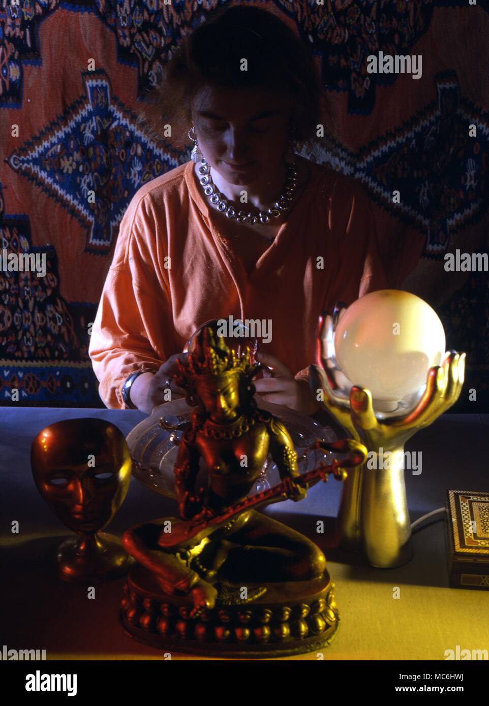 Lecture de clairvoyance. Dame derrière son attirail, y compris la boule de cristal magique. Banque D'Images