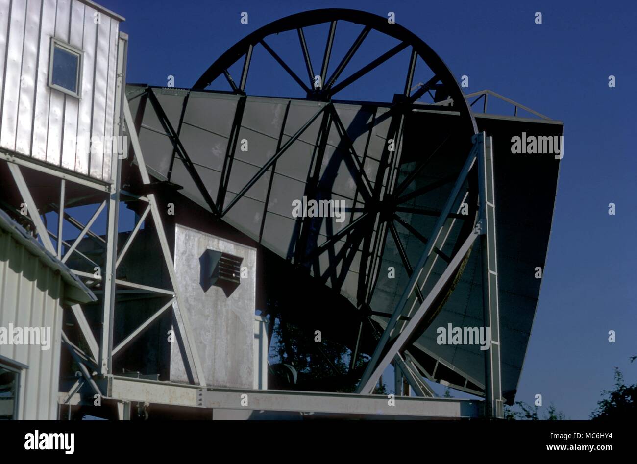 Curiosités scientifiques Une vue extérieure de la grande corne à Holmdel qui ramassa la echoe du Big Bang Banque D'Images