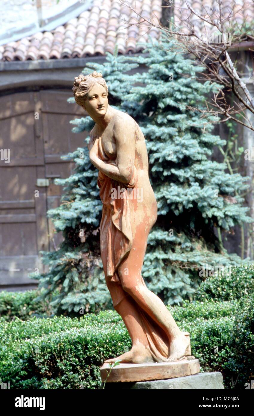 La mythologie romaine, Vénus statue dans un jardin privé, à Bergame, Italie Banque D'Images