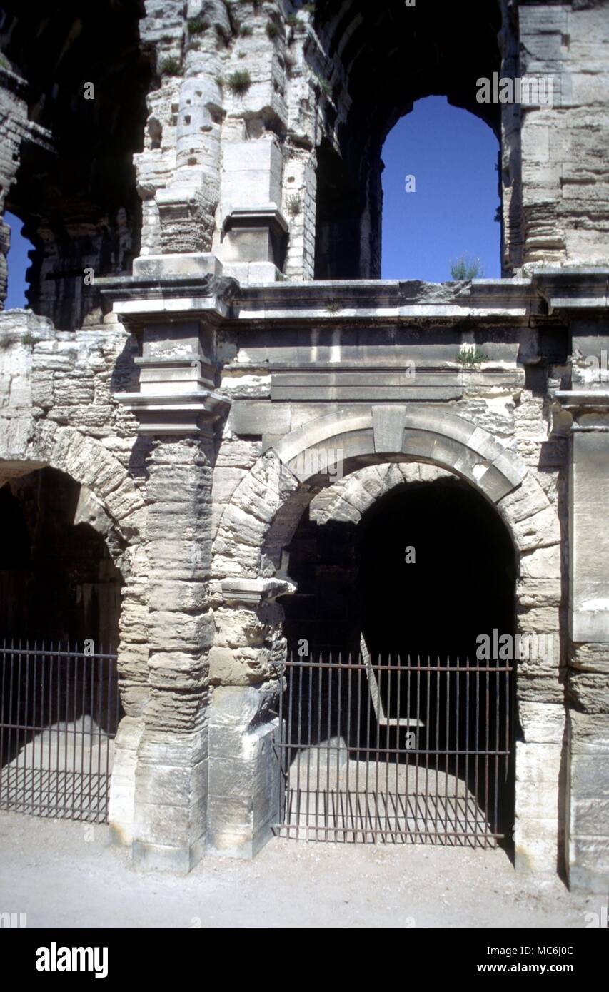 La mythologie romaine, Détail de l'ancien amphithéâtre romain à Arles France Banque D'Images