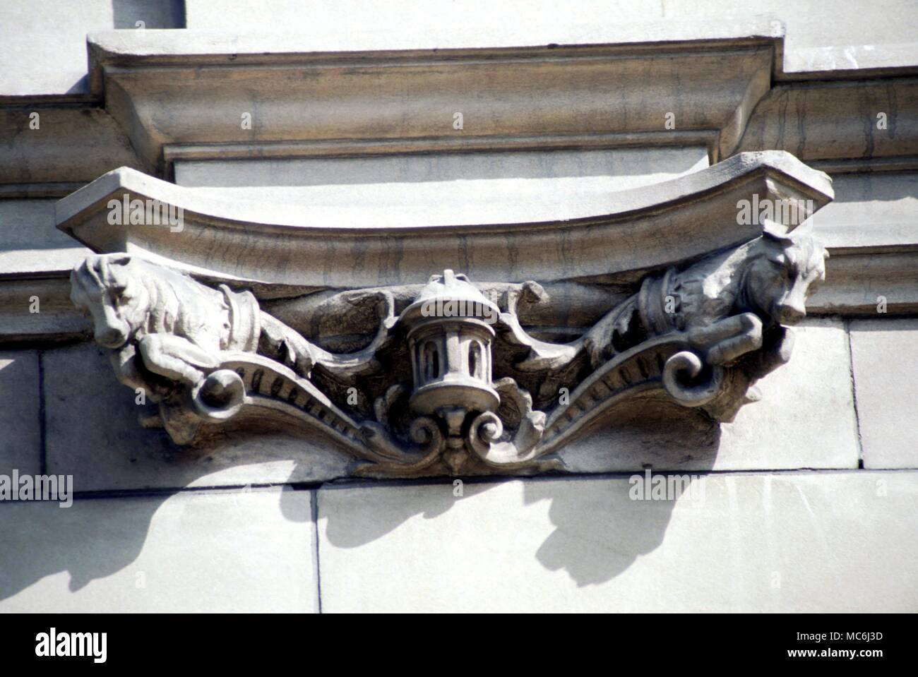 Les mythes de l'image de secours du Zodiaque Taureau Taureau représenté par deux têtes de taureau sur la façade de la Banque d'Écosse, Édimbourg St George dans la conception du xixe siècle Banque D'Images