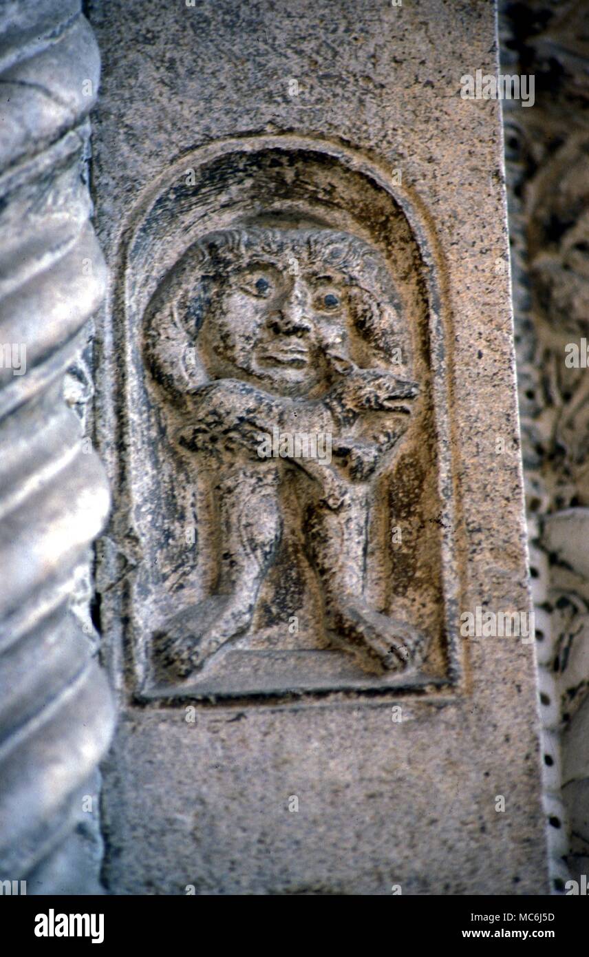 Un Blemmys ou avec la tête humaine situé dans la région de poitrine parmi les figures mythologiques sur le portail sud de la Cathédrale de Ferrare Italie 13e siècle Banque D'Images