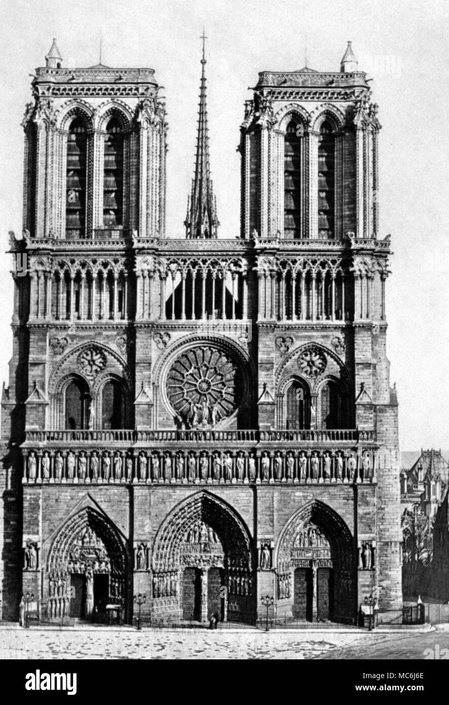 L'Alchimie Notre Dame de Paris Notre Dame de Paris La Cathédrale alchimique gravure de Louis Gonse L'Art Gothique vers 1897 Banque D'Images