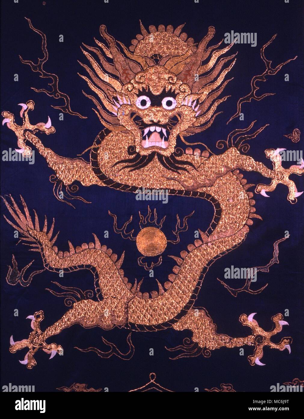 DRAGONS. Dragon chinois, embrodered sur l'arrière de robe de cour impériale du xixe siècle Banque D'Images