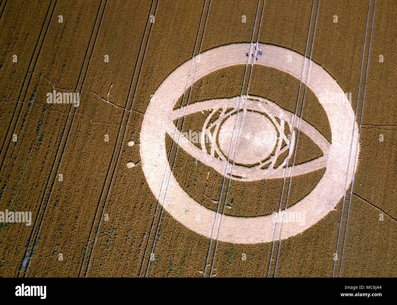 La Grande-Bretagne de l'antenne. Cercle de maïs dans la forme d'un œil géant, encerclé par bande circulaire blanc. vu d'un hélicoptère, au-dessus de Huish Ridge, au nord-ouest de Pewsey. Photographié le 5 août 1994 Banque D'Images