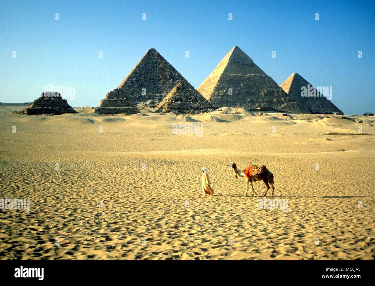 Mythe égyptien. Les trois pyramides de Gizeh, avec chamelier en premier plan Banque D'Images