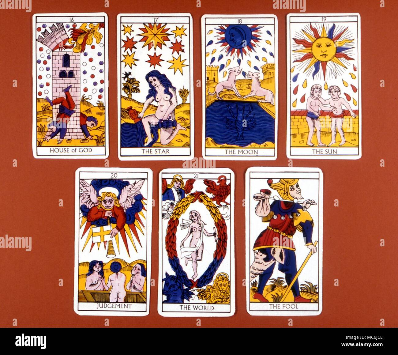 Cartes de tarot - MAISON DE DIEU POUR tromper. Troisième lot (de trois) de tous les 22 cartes du Tarot photo atout - une version en anglais de la plate-forme de Marseille, conçu en 1979 pour la Collection Charles Walker. 16 Carte (maison de Dieu) sur la carte 0 (le Fou) Banque D'Images