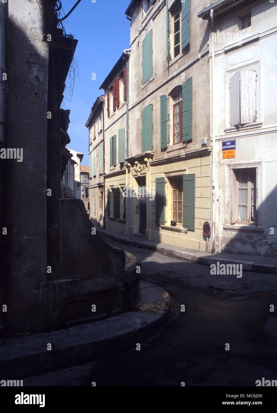 NOSTRADAMUS - ST REMY. Rue de Nostradamus à St Remy, où Nostradamus est né. À gauche est une fontaine, au-dessus duquel un buste du savant Banque D'Images