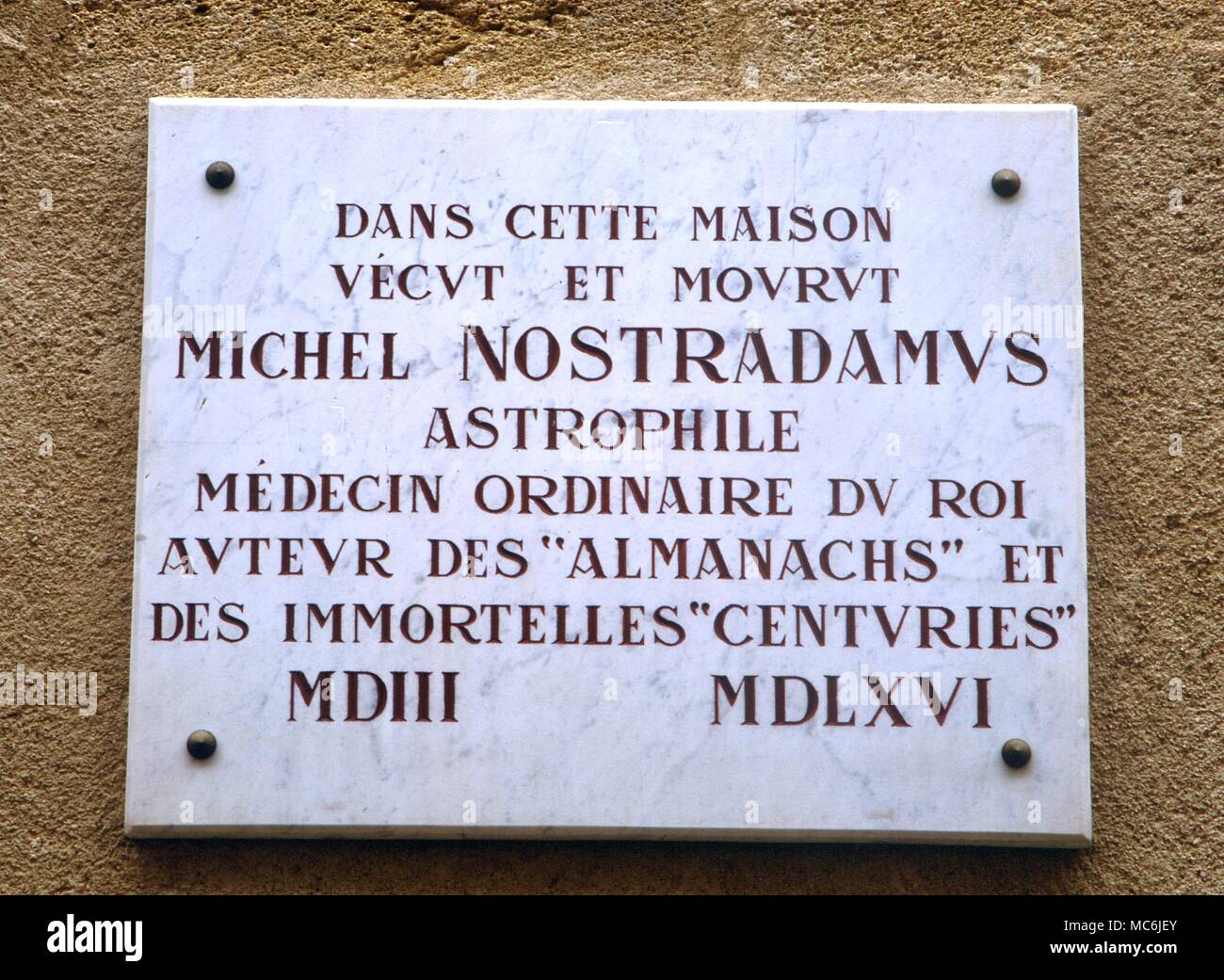 NOSTRADAMUS- comprimé avec de l'inscription sur la façade de la maison de Nostradamus à Salon-en-Provence Banque D'Images