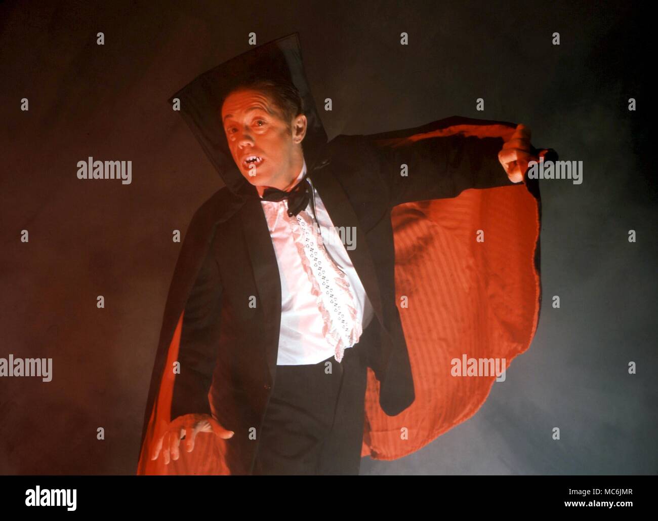 DRACULA - Le Comte Dracula apparaissant à travers le brouillard dans son manteau doublé de rouge Banque D'Images