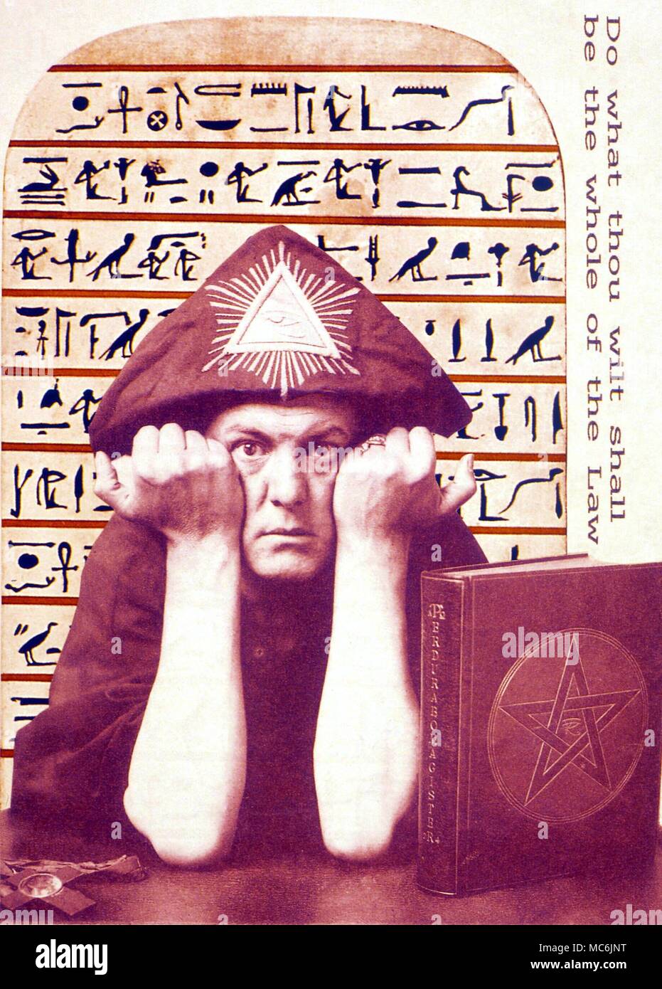 Occultistes - Aleister Crowley. Portrait de Crowley comme "l'élève", d'Equinox 1, n° 3, 1910, combiné avec la plaque de Stèle égyptienne, citation de Magick en théorie et pratique". Aleister Crowley (1875-1947), le soi-disant "grande bête, Maître Therion. À partir de l'ordinateur portable de l'étudiant Banque D'Images