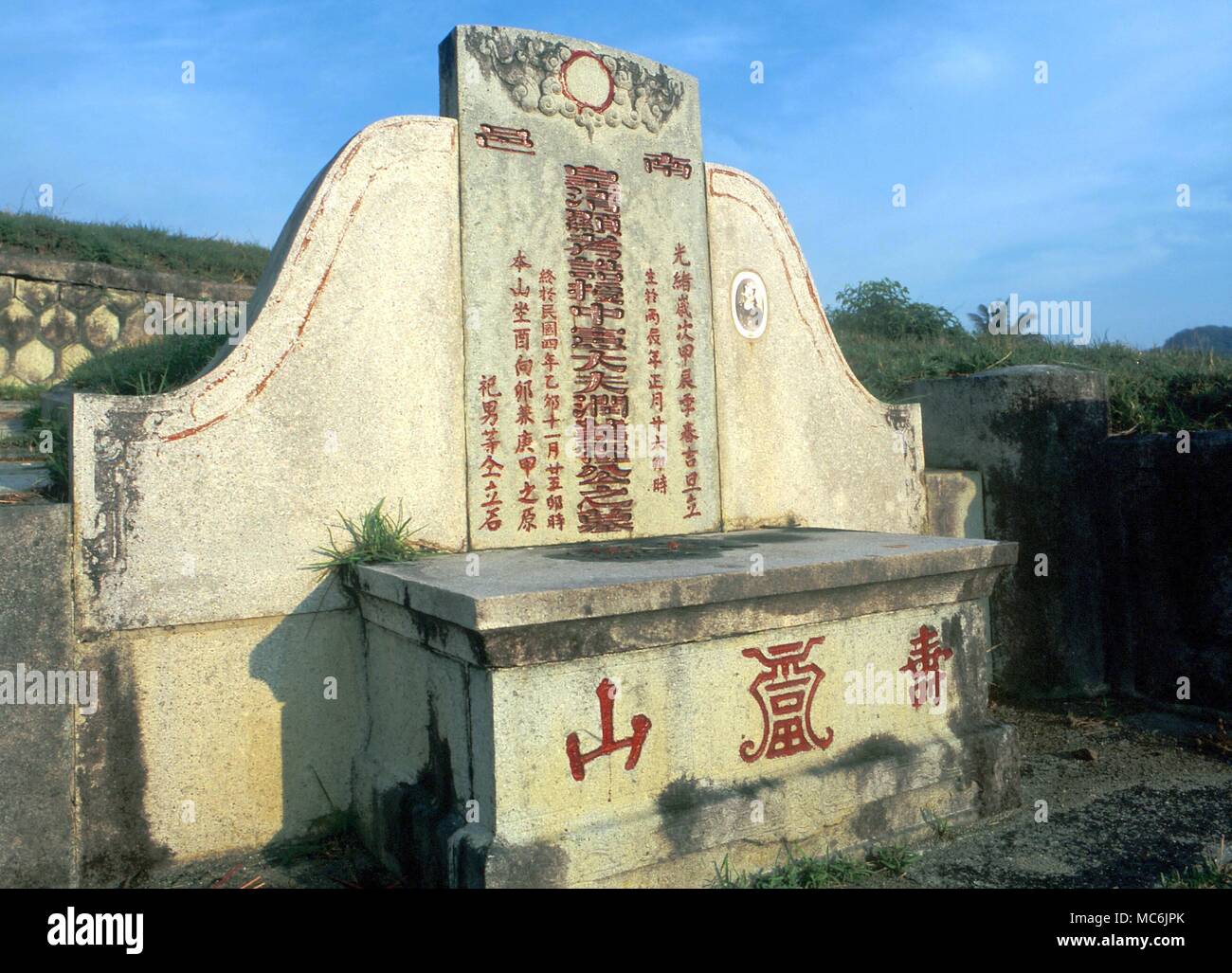 - Le Chinois FENG SHUI tombes disposées selon les principes du Feng Shui, sur une colline (un 'dragon') à Penang, Malaisie Banque D'Images