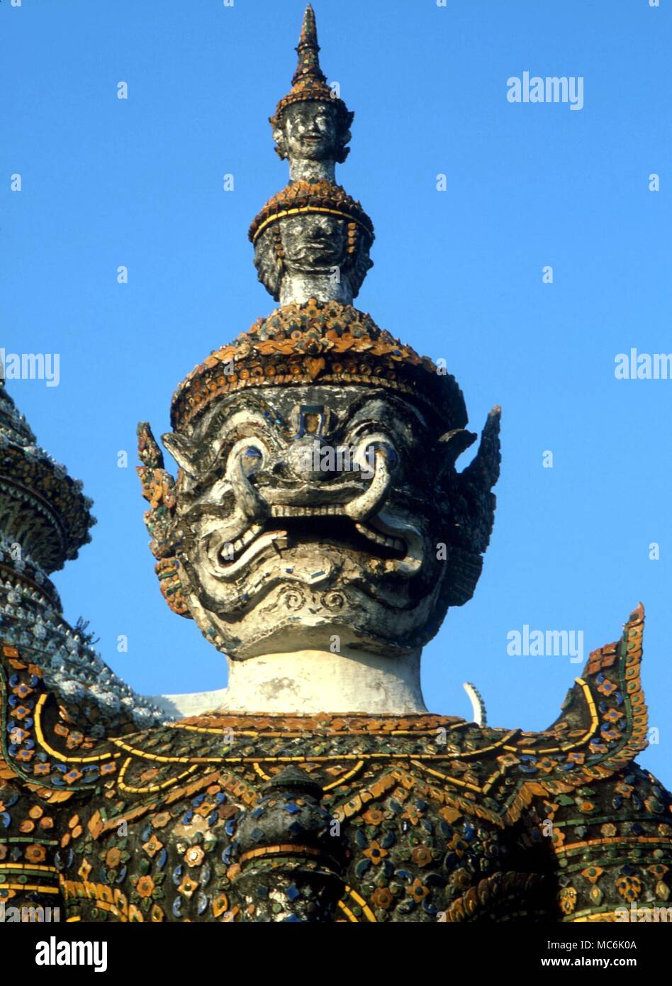 Démons - Temple Guardian de taille gigantesque, en face de la porte principale du Grand Palais Temple, Bangkok, Thaïlande Banque D'Images