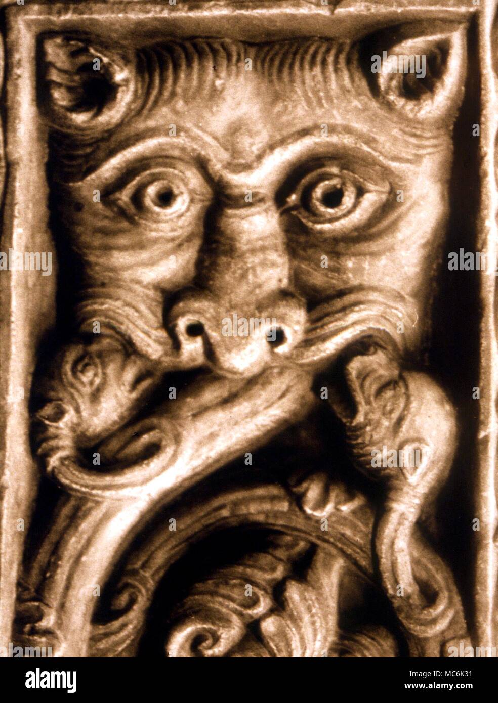 Sagra di San Michele di Susa. La tête du démon sur pilier en haut de l'escalier de la mort. 13e siècle Banque D'Images