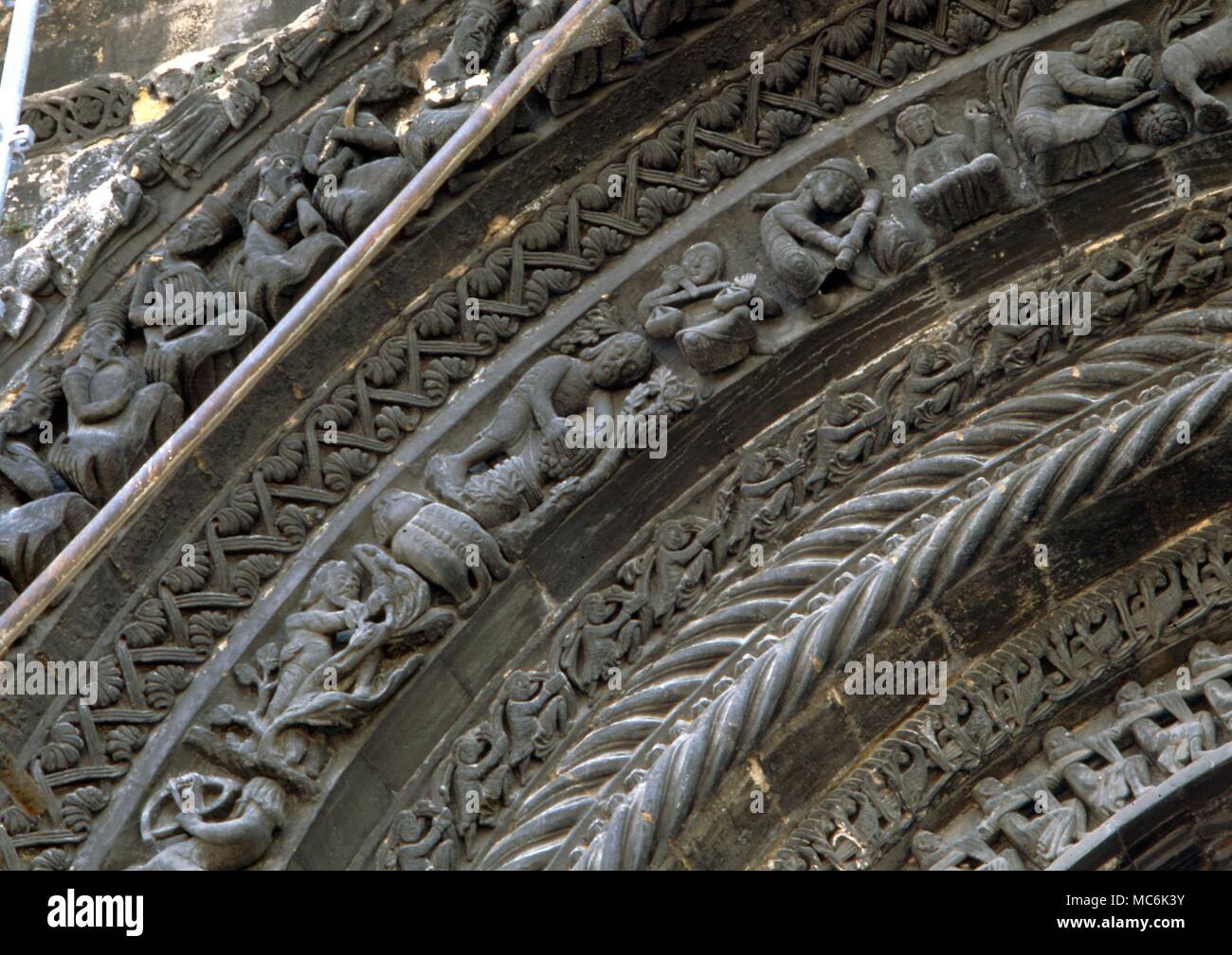 Bordeaux astrologie signes. Signes du zodiaque (cité médiévale) à l'ouest avant de Ste. Croix Bordeaux, France. La balance et le scorpion Banque D'Images