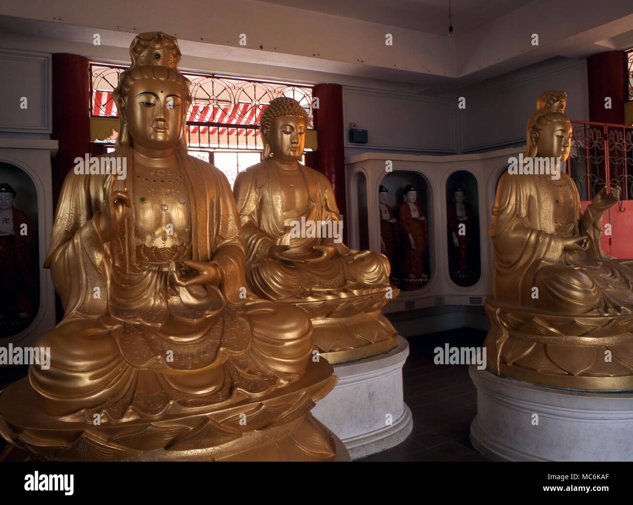 Le bouddhisme statues géantes de Bouddha dans le Temple de Kek Lok Si Penang Malaisie Banque D'Images