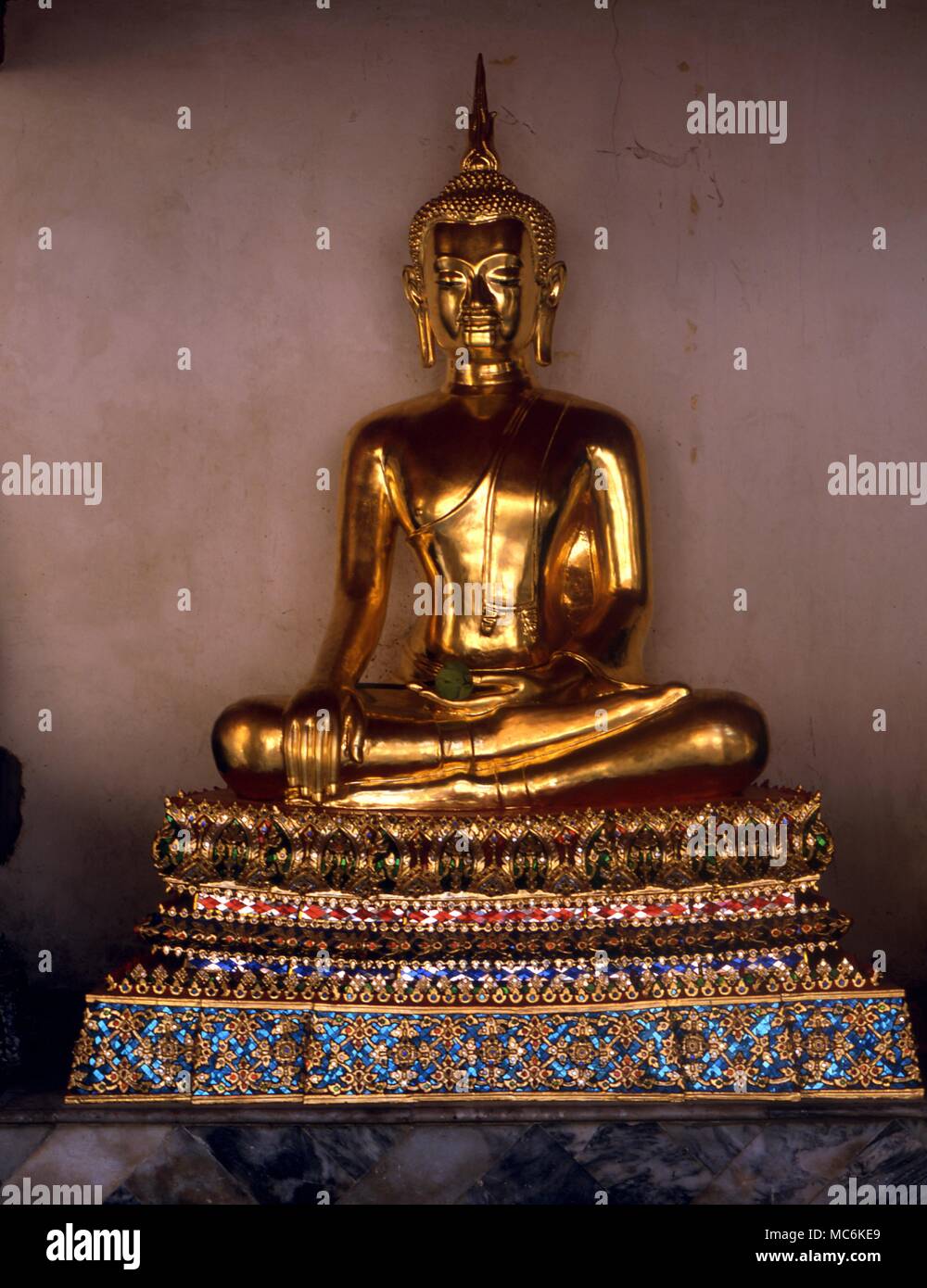 Le bouddhisme, l'un des bouddhas de la cour intérieure du temple Wat po Bangkok Thaïlande Banque D'Images