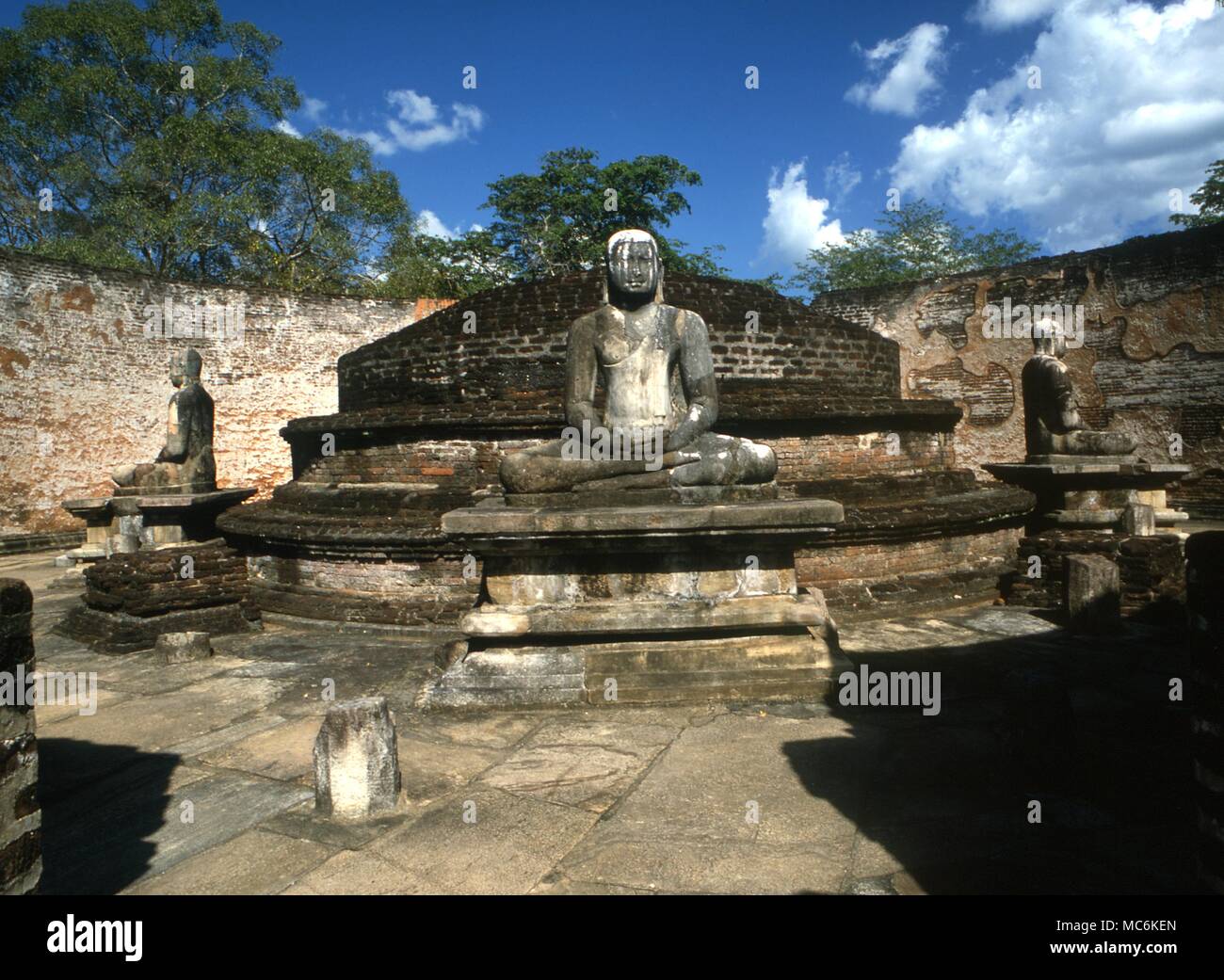 Le bouddhisme le Bouddha assis dans l'ancienne ville d'Anuradhapura Vatadage Sri lanka Banque D'Images