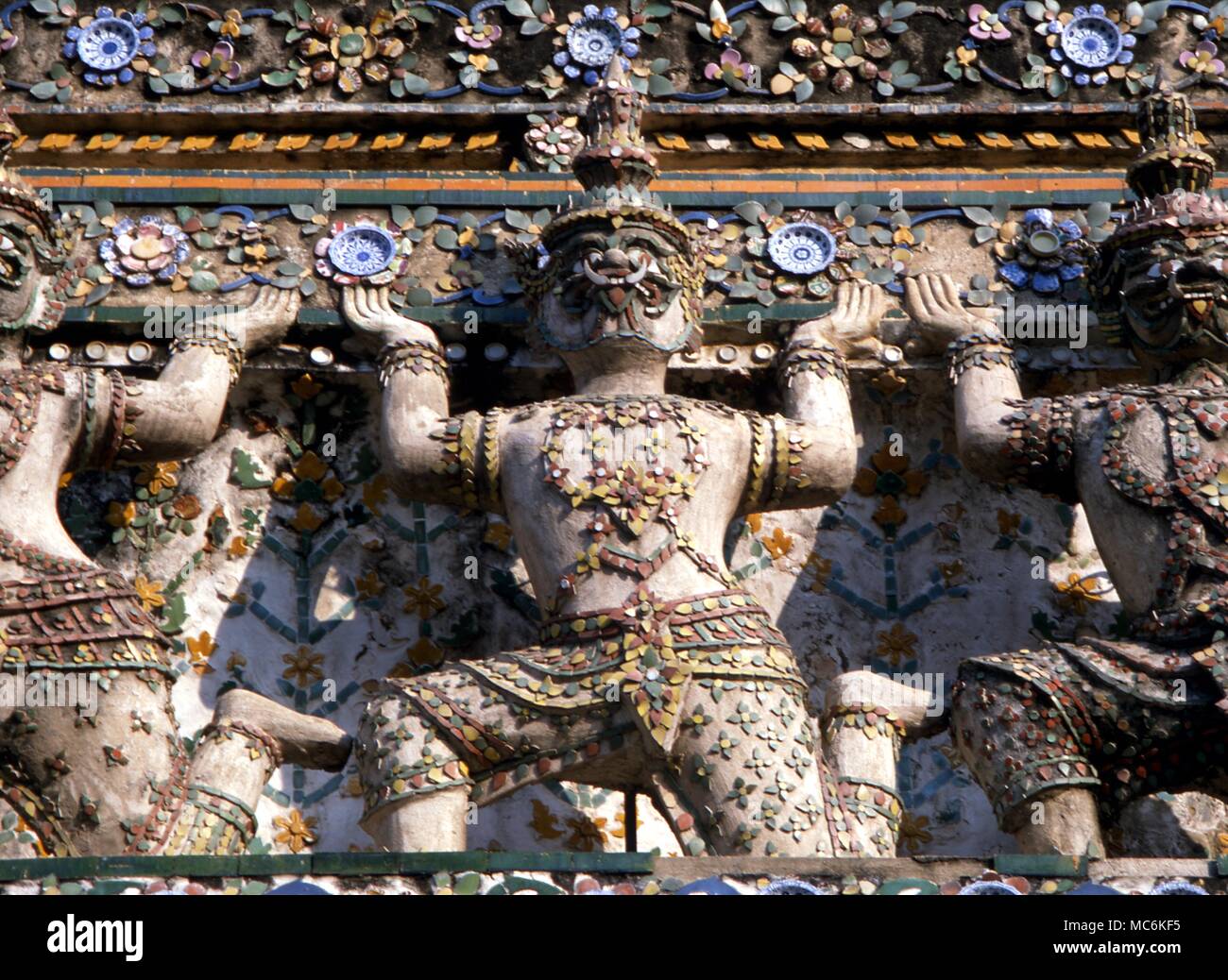Le bouddhisme Temple tuteurs tuteurs autour de la base d'un stupa dans le Grand Palace Bangkok Thaïlande Banque D'Images