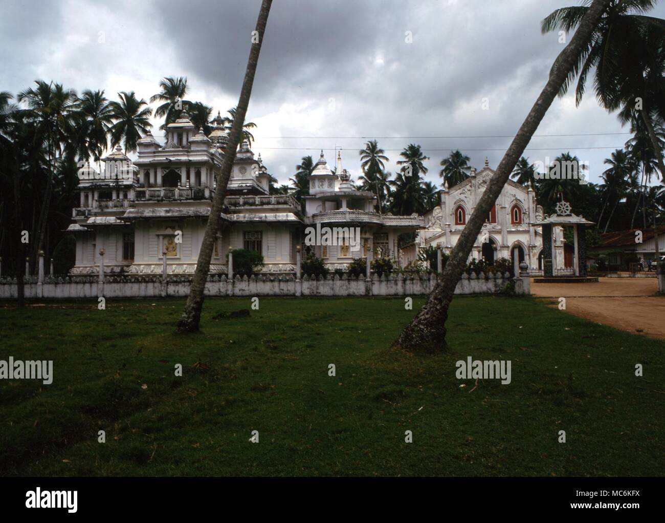 Le bouddhisme l'extérieur de l'Buddha temple de Sri Sri Lanka Welithara Pushparam Banque D'Images