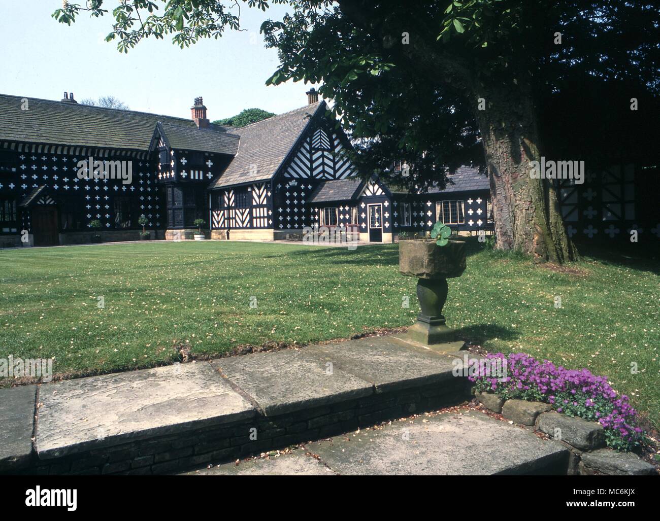 Phénomènes paranormaux. Samlesbury Hall. près de Preston. Un manoir du 14ème siècle célèbre pour le fantôme de lady Dorothy Southworth,qui se promène la maison et du terrain à la recherche de son amant. Banque D'Images