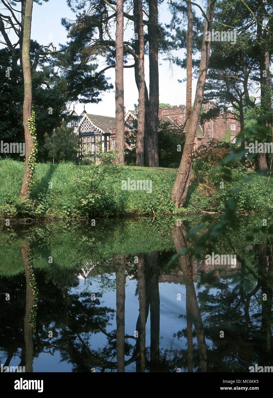 Phénomènes paranormaux. Rufford Old Hall, près de Ormskirk, Lancs. Grey Lady Réclamations, ghost de la Reine Elizabeth I, et un homme en costume Elizabethab. La permission de reproduction du National Trust. Banque D'Images